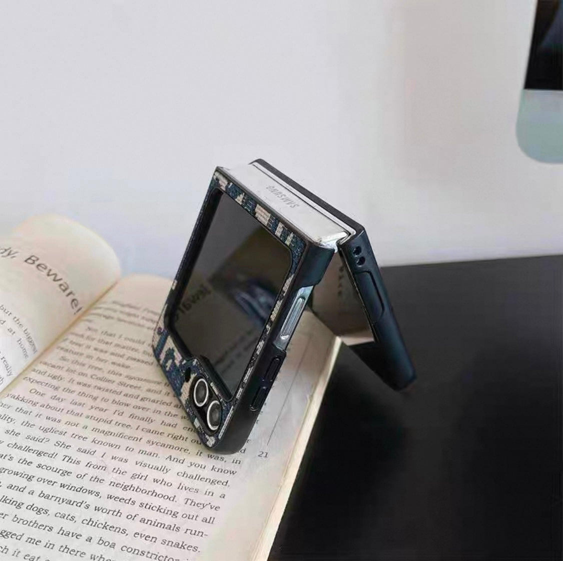 Chic & Sleek – A Fashion Statement for Your Z Flip